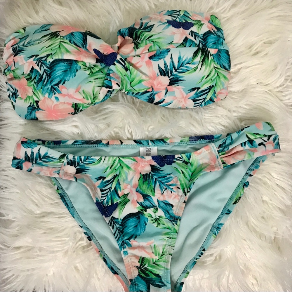 Strapless bikini top with 2 bottoms